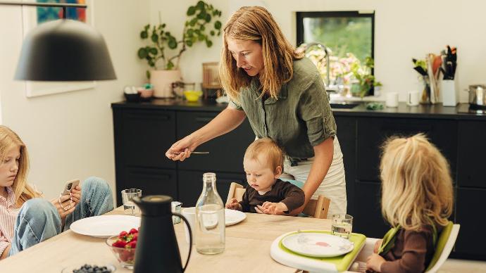 familj vid matbord